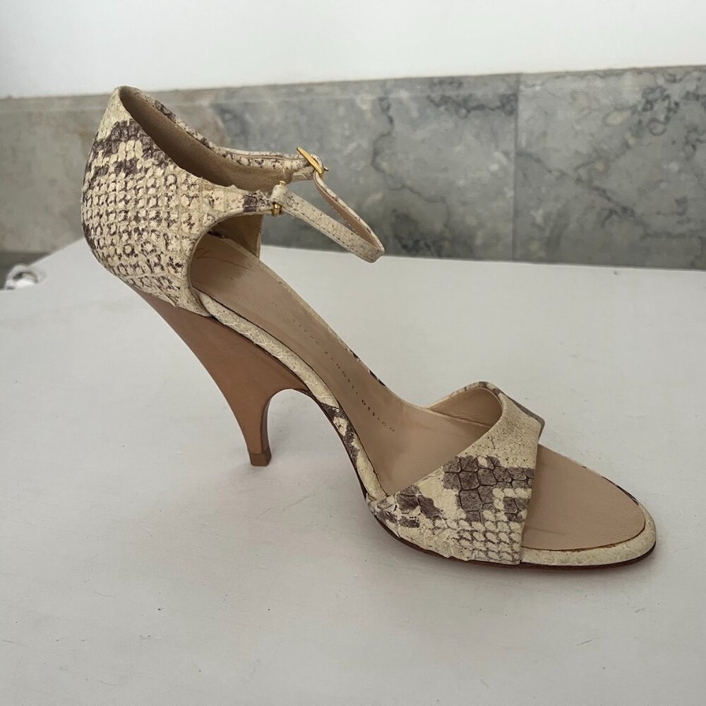 Like NEW Giuseppe Zanotti snake skin heels pumps - Picture 4 of 6